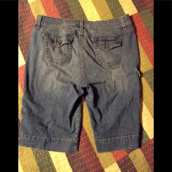 Jean Capris - Picture 2 of 2